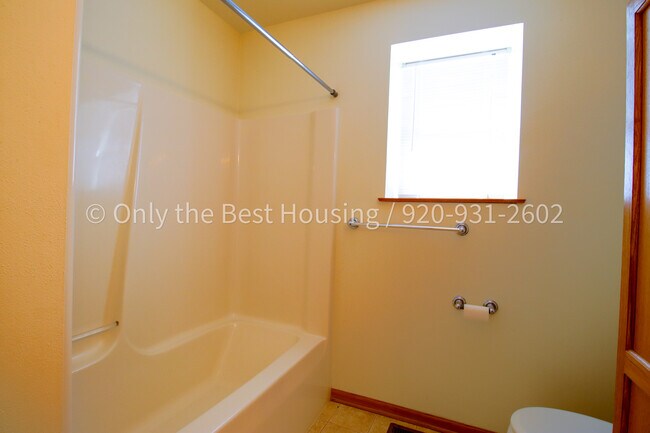 Building Photo - 611 E Burnett St