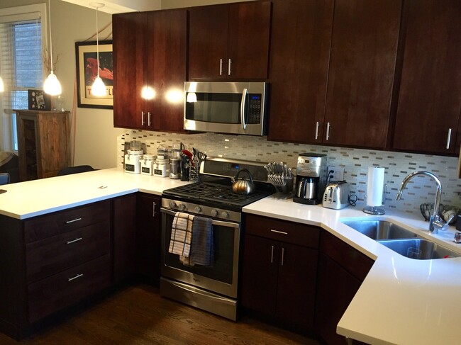 Eat-in Kitchen - 1516 N Bosworth Ave