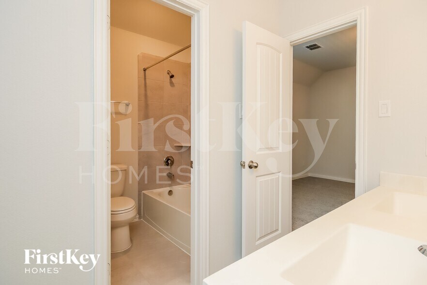 Building Photo - 24323 Huntcliff Dr
