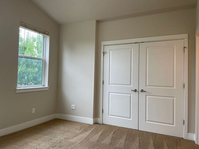 Building Photo - Light and Bright Greenwood Townhouse