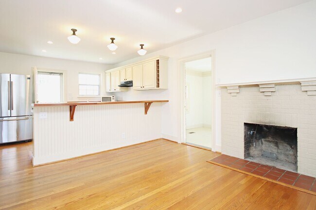 Building Photo - Charming Home With Fenced Yard