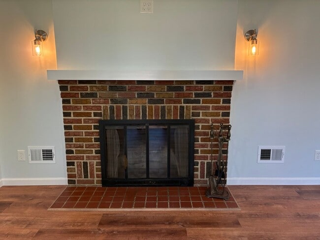 Building Photo - Spacious & Fully Renovated 4-Bedroom Home ...