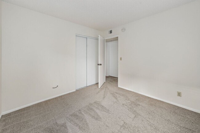 Building Photo - ADORABLE 3+2 CORNER UNIT & 2-CAR GARAGE!