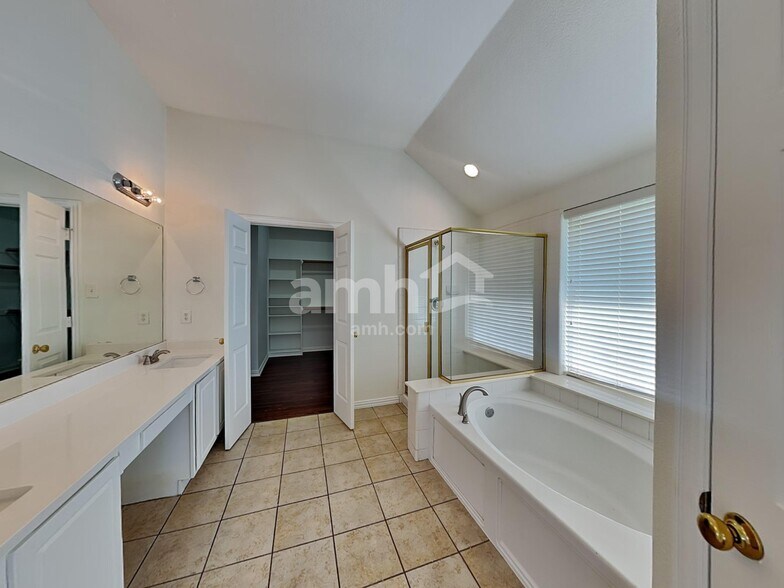 Building Photo - 2619 Hopkins Dr