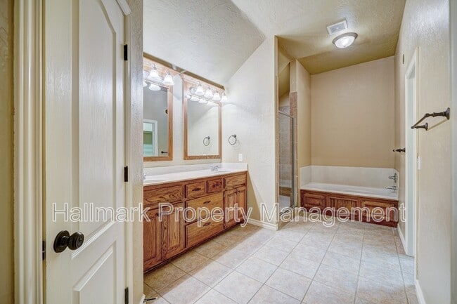 Building Photo - 1042 Hidden Oaks Way
