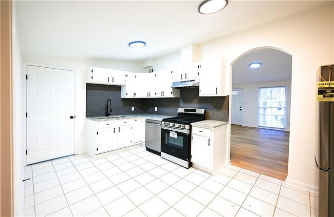 Building Photo - 88 Lucia Dr SE