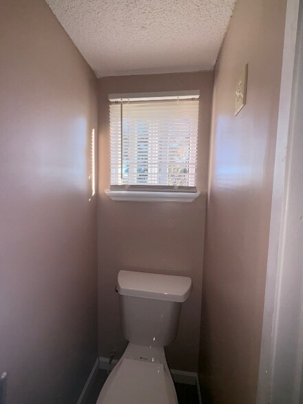 Building Photo - 15 Little Ln