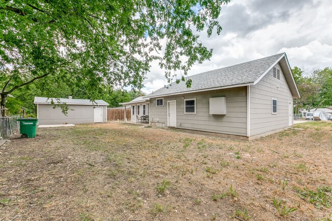 Building Photo - 3 Bedroom/2 Bath Los Angeles Heights Subdi...