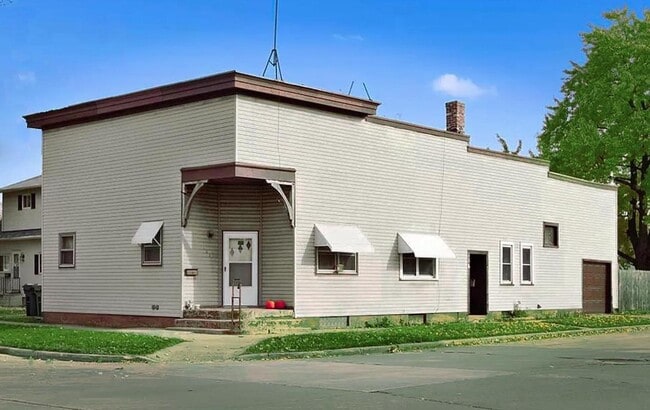 Building Photo - 116 W Maes Ave