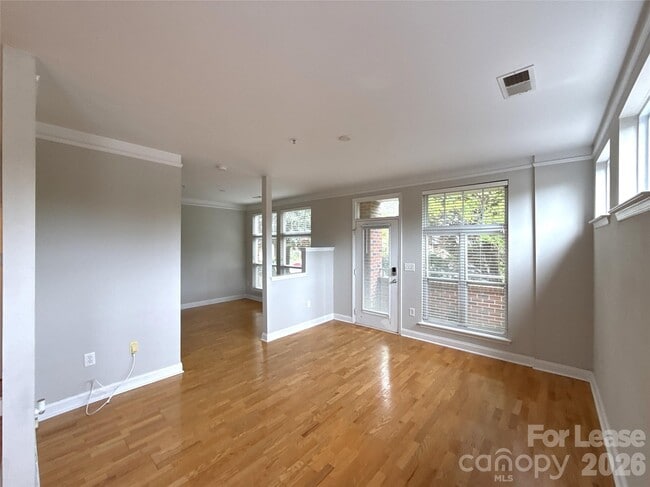 Building Photo - 534 Oakland Ave