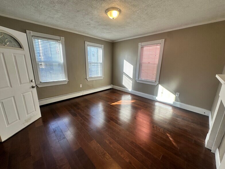 Building Photo - 20 Linden St