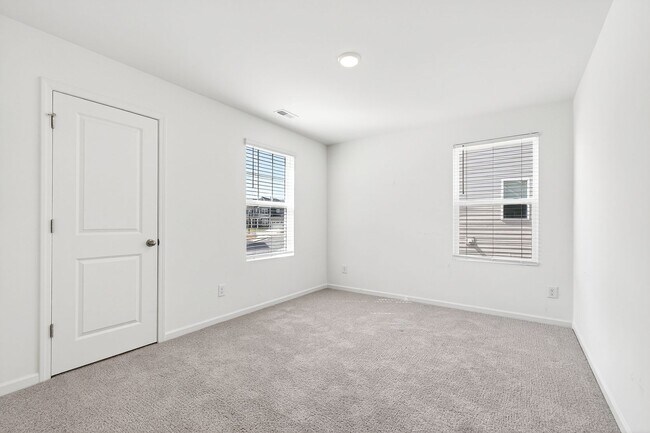 Building Photo - Charming 3BR End-Unit Townhome in Wake Forest!