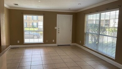 Building Photo - 2201 Fountain View Dr