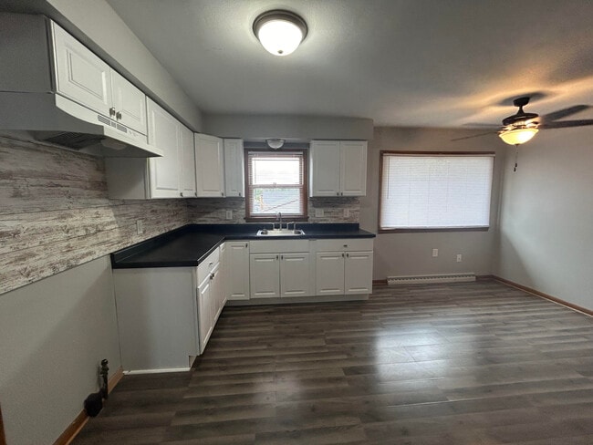 Building Photo - 5732-5734w villard ave