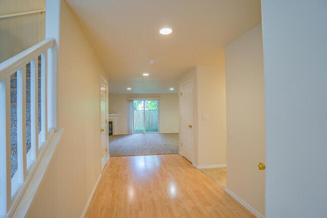 Building Photo - THREE BEDROOM TOWNHOME WITH GARAGE ACROSS FROM SHOPPING AND DINING