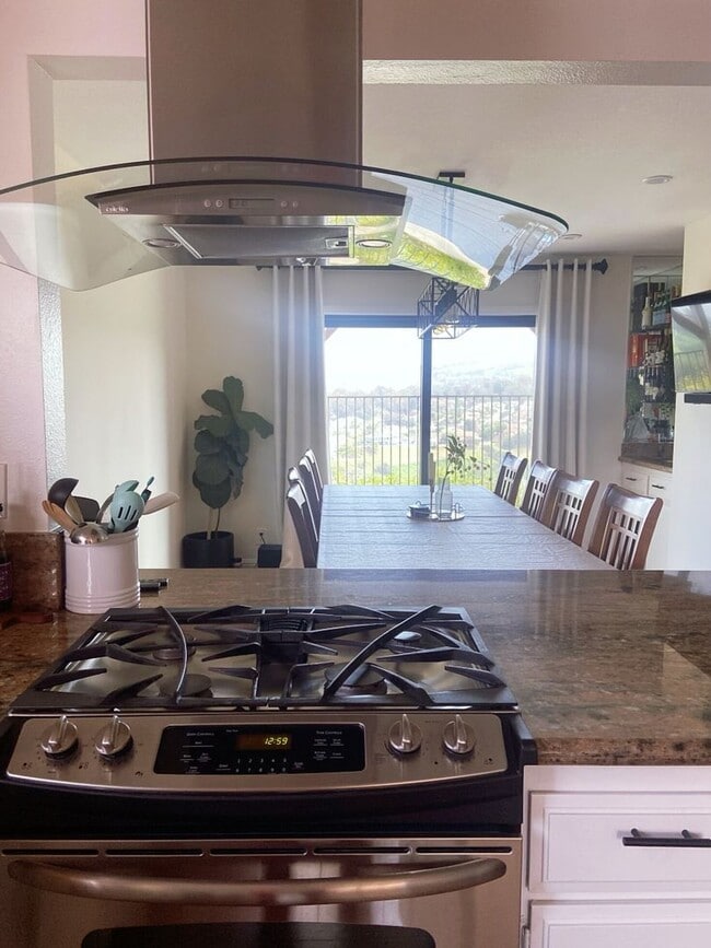 Building Photo - The Perfect Blend of Space, Style & Locati...