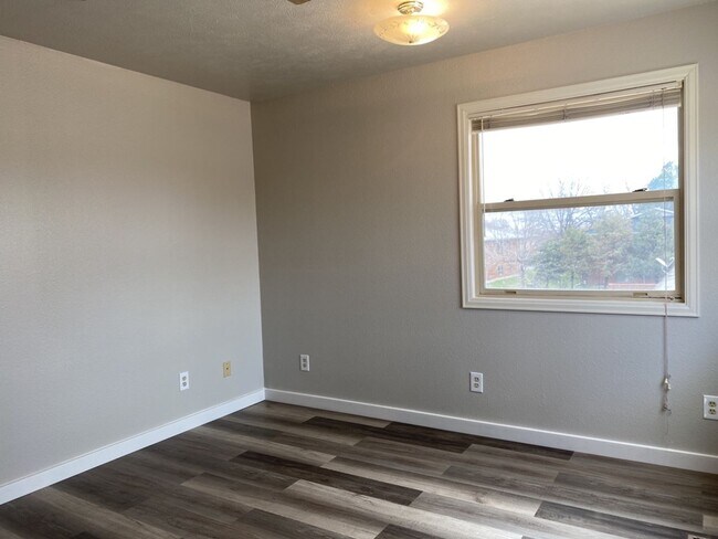 Building Photo - 2 Bedroom 2 Bath Townhome w/ large 2 car garage - Freshly remodeled - Available Now