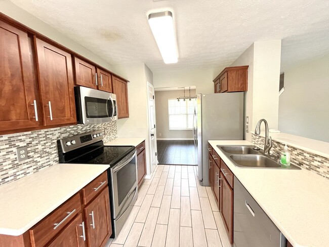 Building Photo - 4/2.5 Beautiful Nashville Craftsman in Nas...