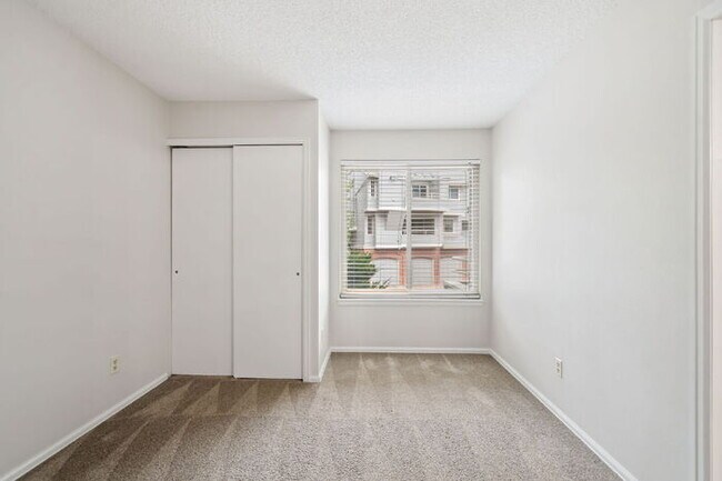 Building Photo - Updated 2-Bedroom Ground-Level Condo – Wat...