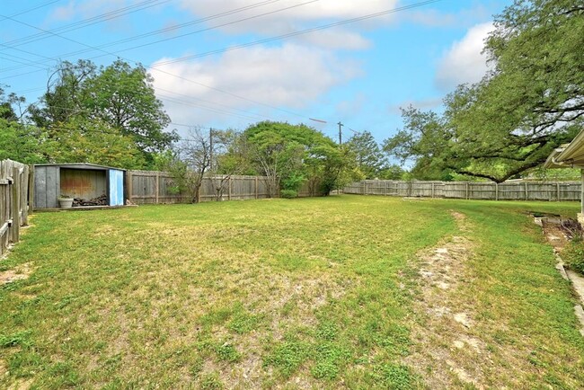 Building Photo - 1009 Rebbeca Dr