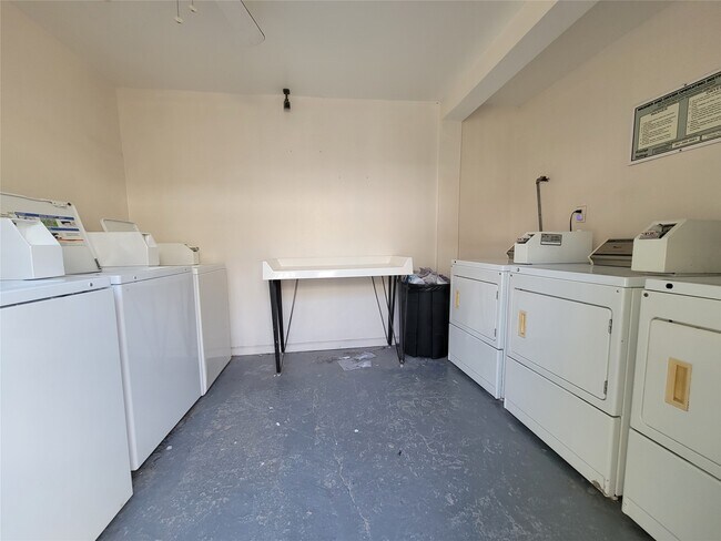 Building Photo - 1530 Heights Blvd