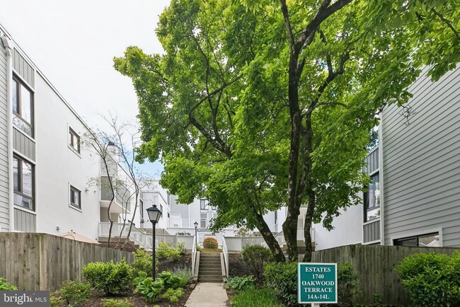 Building Photo - 1740 Oakwood Terrace