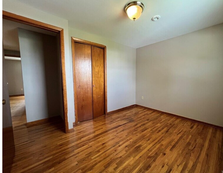 Building Photo - 172 S Seine Dr