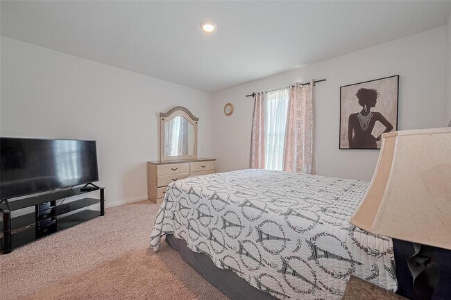 Building Photo - 305 Elm Patch Dr