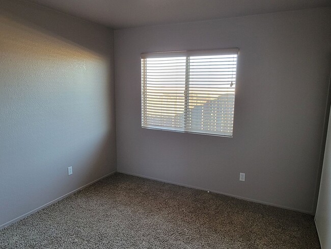 Building Photo - Single story Rosamond Home