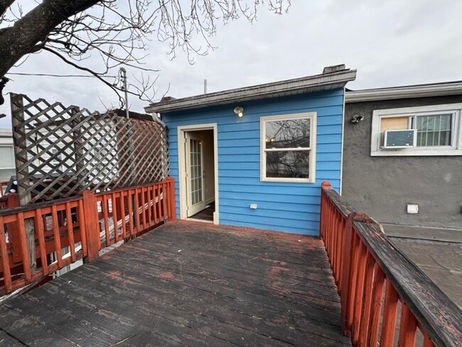 Building Photo - Cozy 1 Bedroom, 1.5-Bath Home with a Lovel...