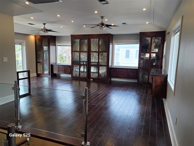 Building Photo - 102 E 5th St