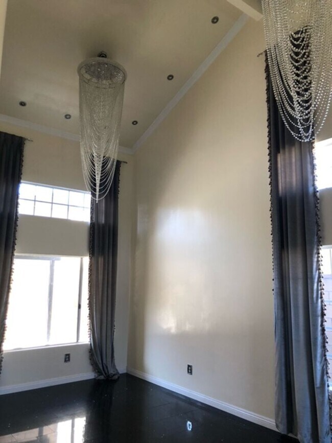 Building Photo - Absolutely stunning, decked out pool home in Corona won't last!