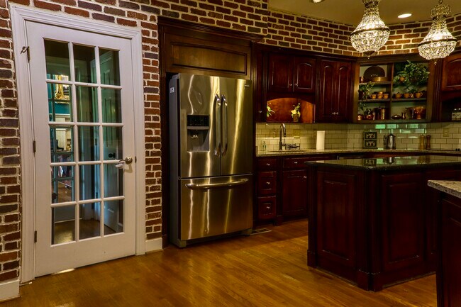 Building Photo - FURNISHED 6500 SQ FT MANSION (SHORT TERM / INSURANCE)