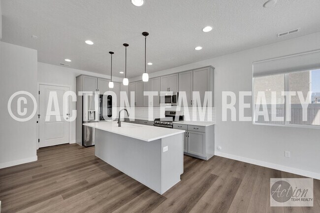 Building Photo - Single Family Home in Syracuse!