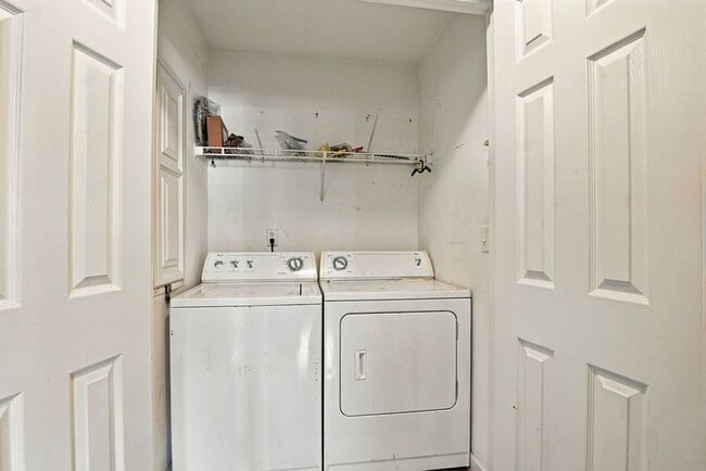 Building Photo - 5891 Southwood Pkwy