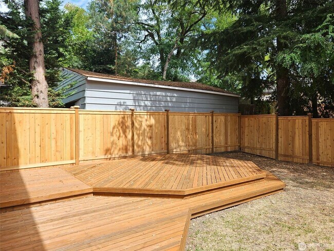 Building Photo - 3 bedroom 2.5 bathroom single family house...