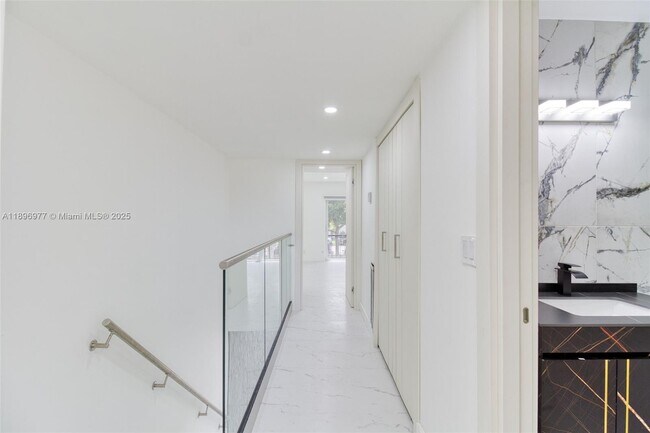 Building Photo - 5235 SW 40th Ave