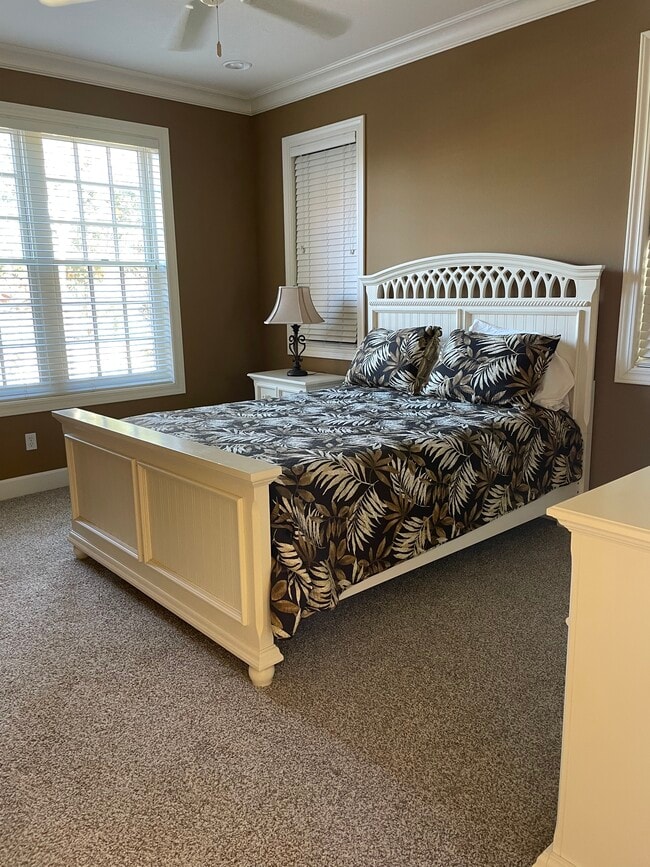 Building Photo - 415 E Romana St