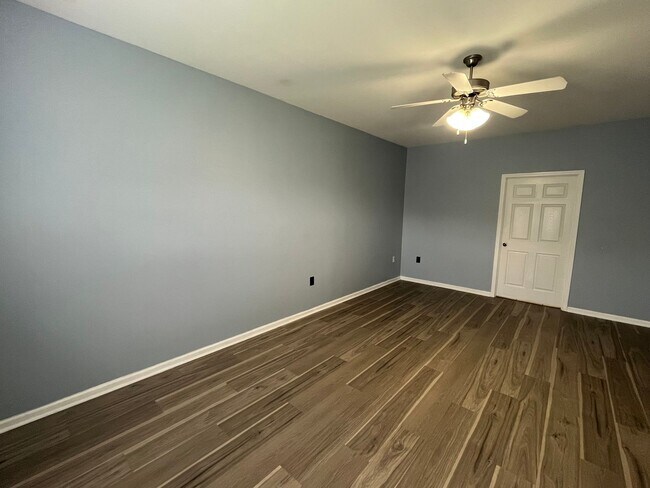 Building Photo - Spacious 2 Bed, 2 Bath Condo with Communit...