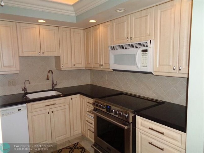 Building Photo - 3499 Oaks Way