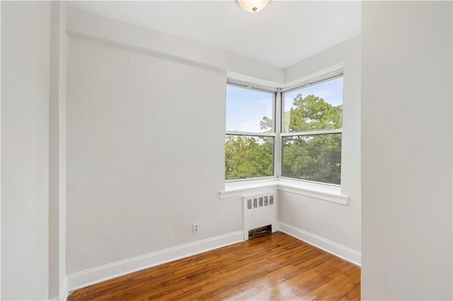 Building Photo - 720 Pelham Rd