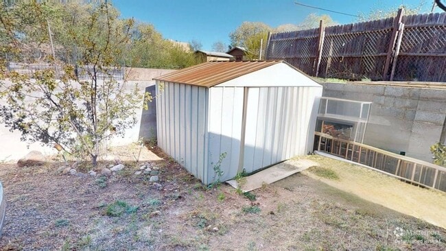 Building Photo - Centrally located 3 bed 3 bath home.