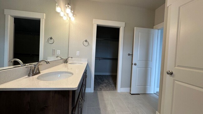 Building Photo - Great Townhouse in Windsor