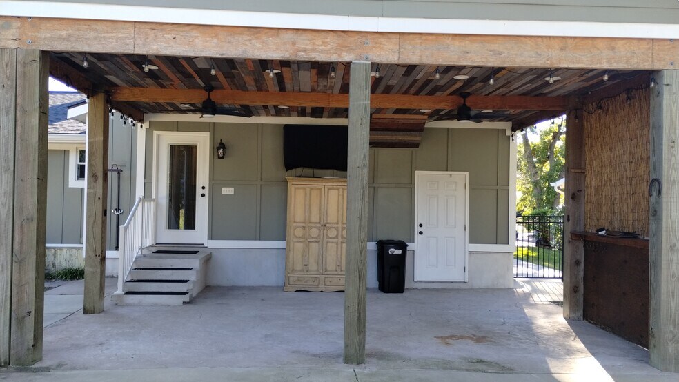 Building Photo - 710 Yucca Ave