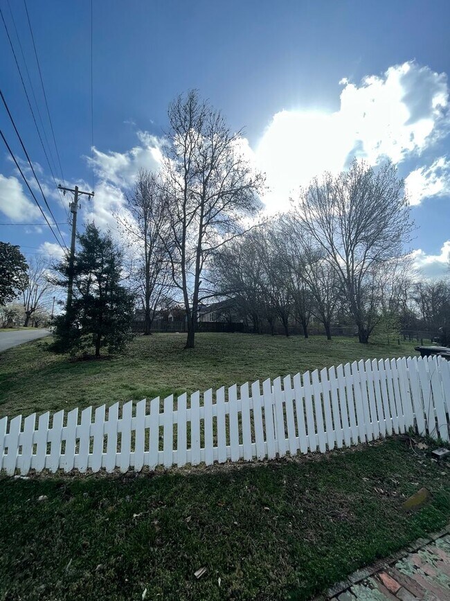 Building Photo - East Nashville!