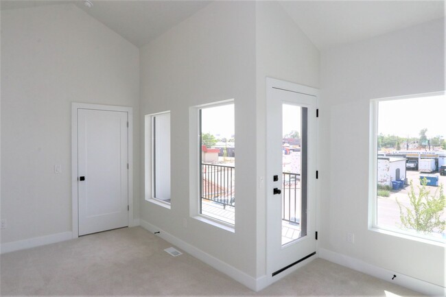 Building Photo - 3 Bedroom Townhome - Downtown Salt Lake City