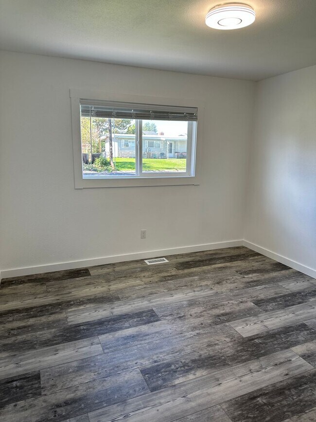 Building Photo - 803 N Vista Dr