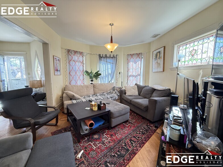 Building Photo - 25 Burton St