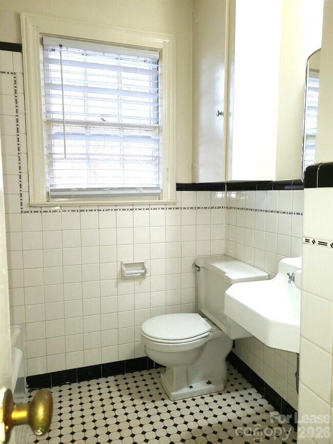 Building Photo - 2245 Crescent Ave