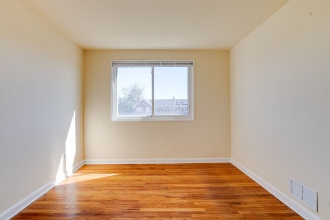 Building Photo - Charming End-Unit Townhome